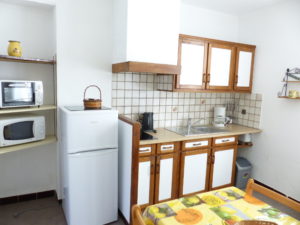 Voici une photo de la cuisine du T1 n°B5 avec balconnet. Cette location se trouve à 100 mètres des thermes d’Amélie les Bains.