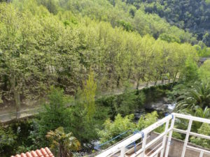 Voici une photo du balcon avec vue sur rivière du studio n°M3. Cette location se trouve à 100 mètres des thermes.