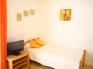 Voici une photo du petit lit de la chambre du T1 n°B7 avec balcon. Cette location se trouve à 100 mètres des thermes.