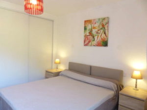 Voici une photo de la chambre du T2 n°C10. Cette location se trouve à 100 mètres de la cure.