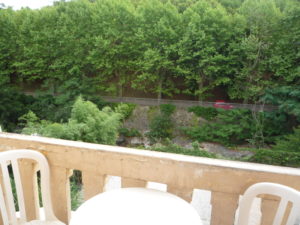 Voici une photo du balcon du studio n°J4 avec place de parking. Cette location se trouve à 100 mètres des thermes.
