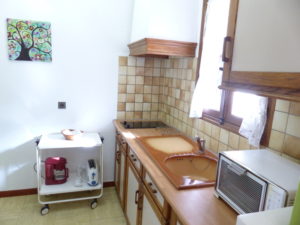 Voici une photo de la cuisine du studio n°5bis. Cette location se trouve à 100 mètres des thermes.