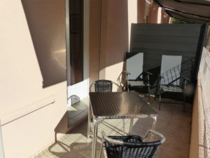 Voici une photo de la terrasse avec vue sur la nature du studio n°B1. Cette location se trouve à 100 mètres des thermes.