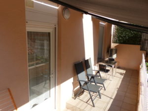 Voici une photo de la terrasse avec vue sur la nature du studio n°B2. Cette location se trouve à 100 mètres des thermes.