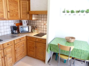 Voici une photo de la cuisine du T1 n°6 avec loggia. Cette location se trouve à 100 mètres des thermes.