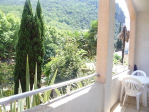 Voici une photo de la loggia avec vue sur la nature du T2 n°10. Cette location se trouve à 100 mètres de la cure.