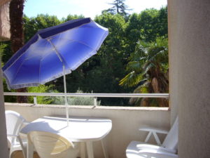 Voici une photo de la loggia avec vue sur rivière du studio n°9. Cette location se trouve à 100 mètres des thermes.