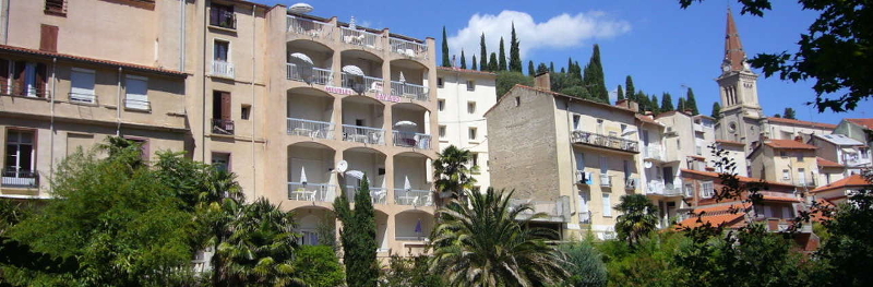 Voici une photo de la façade de nos immeubles. Nos locations d’appartements ont toutes la vue sur la rivière et la nature.