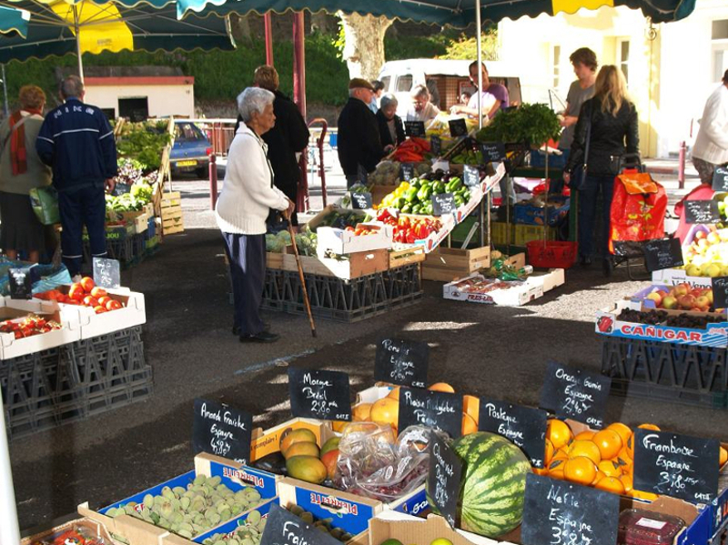 Voici une photo du marché hebdomadaire d’Amélie les Bains. Il se trouve à 100 mètres de nos locations et a lieu tous les jours de la semaine. On y trouve fruits, légumes, poisson, huîtres, fromage etc.