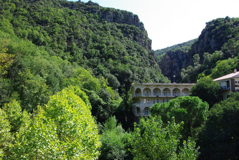 Voici une photo des Thermes du Mondony, l’établissement standard. Nos locations se trouvent à 100 mètres de la cure.