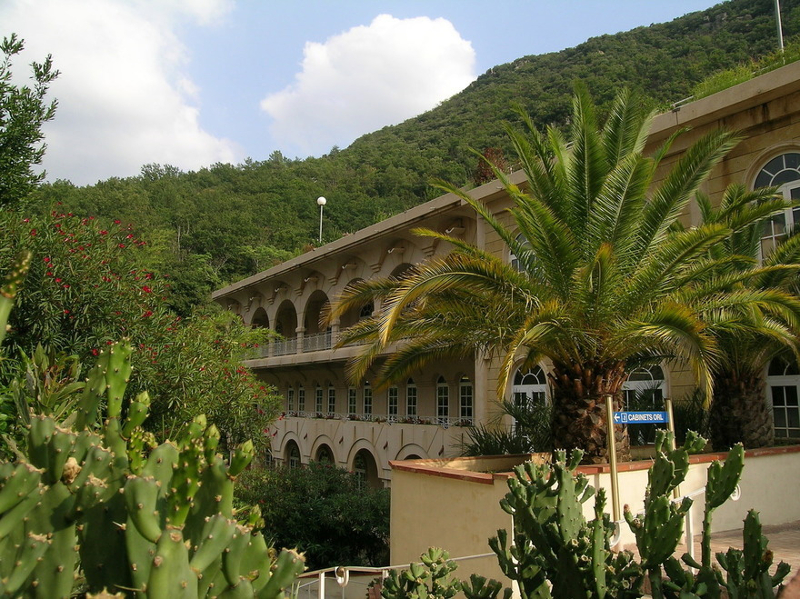 Voici une photo des Thermes du Mondony, l’établissement standard. Nos locations se trouvent à 100 mètres de la cure.