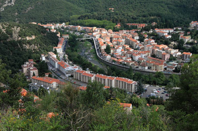 Voici la photo vue en hauteur de la ville thermale d’Amélie les Bains. Nos locations se trouvent à 100 mètres des thermes.