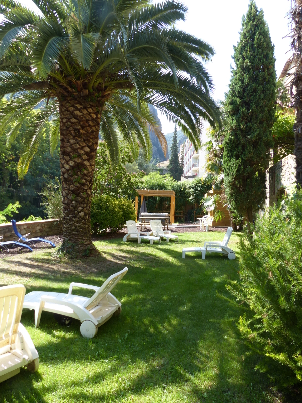 Voici une photo de notre grand jardin à disposition de nos locataires. Un SPA chauffé est à disposition gratuitement ainsi qu'une salle de sport, un barbecue etc. Le tout en pleine verdure.