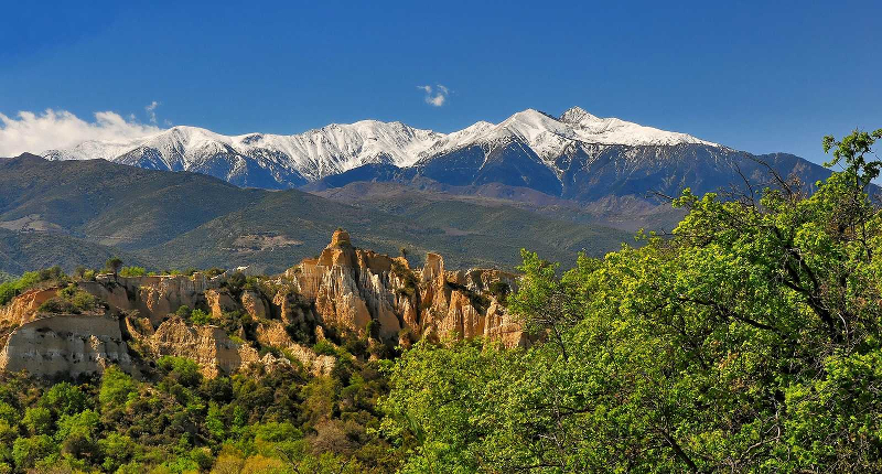 Le département des Pyrénées Orientales offre une large gamme de visites de sites à découvrir et fait partie des rares départements français qui permettent de profiter à la fois de la montagne et de la mer (avec l’Espagne en bonus).